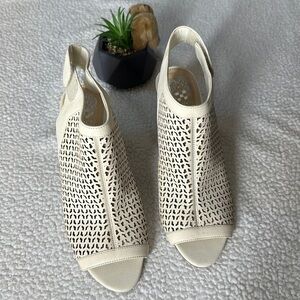 Vince Camuto Women Leather Peep toe  Dastana Sandals size 8.5 m